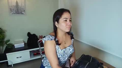 Snapshot of vctoria_collins_ chatting on 09.10.25 Victoria online show from 09.10.25