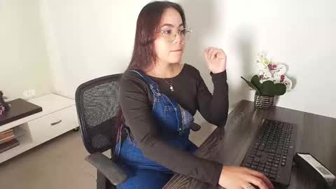 Snapshot of vctoria_collins_ chatting on 10.17.25 Victoria online show from 10.17.25