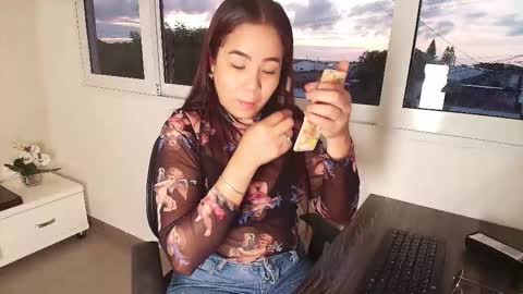 Snapshot of vctoria_collins_ chatting on 10.18.25 Victoria online show from 10.18.25