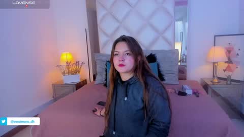 Vee Simons online show from 01.04.25