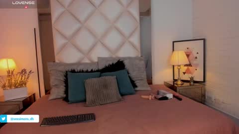 Vee Simons online show from 01.05.25