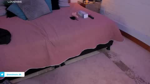 Vee Simons online show from 01.08.25