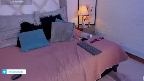 Vee Simons online show from 01.10.25