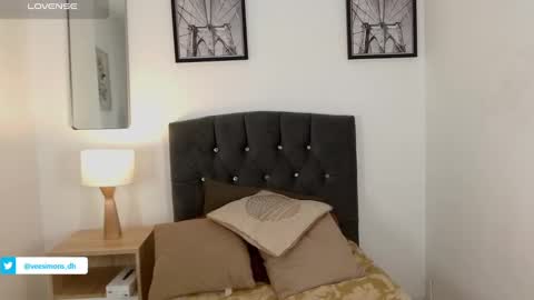 Vee Simons online show from 02.08.25