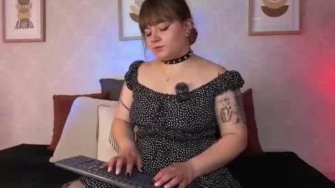 Vee Simons online show from 10.21.25