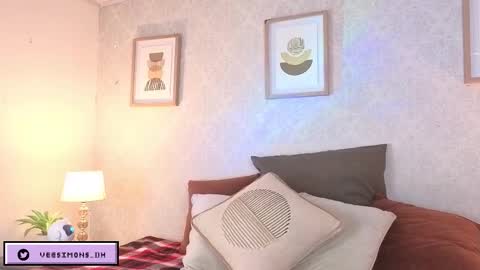 Vee Simons online show from 12.17.25