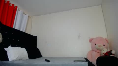 Snapshot of vel_zola chatting on 10.07.25 zola online show from 10.07.25