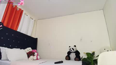 Snapshot of vel_zola chatting on 11.25.25 zola online show from 11.25.25