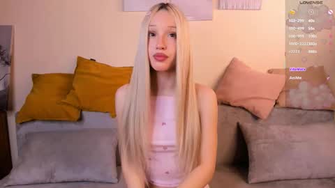 Snapshot of velourorbit chatting on 03.18.26 Hi im Hannah online show from 03.18.26