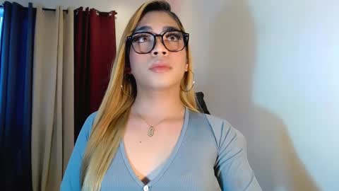 Snapshot of velvet_delux69 chatting on 10.11.25 velvet_delux69 online show from 10.11.25