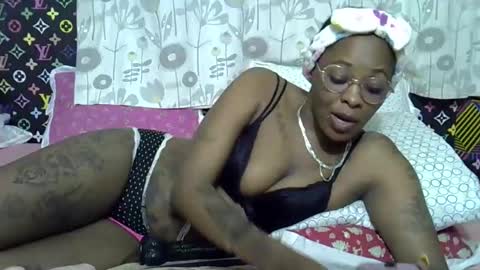 Snapshot of velvet_temptress chatting on 09.10.25 velvet online show from 09.10.25