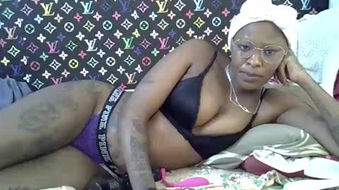 Snapshot of velvet_temptress chatting on 10.17.25 velvet online show from 10.17.25