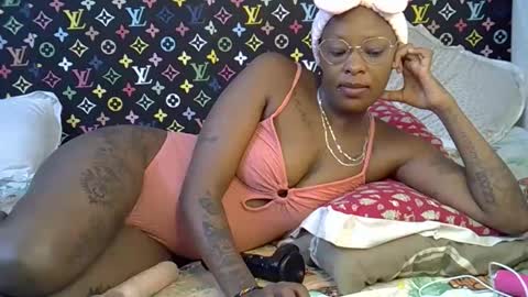 Snapshot of velvet_temptress chatting on 10.22.25 velvet online show from 10.22.25