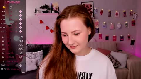 Snapshot of velvetcherry_ chatting on 04.29.26 Mia online show from 04.29.26