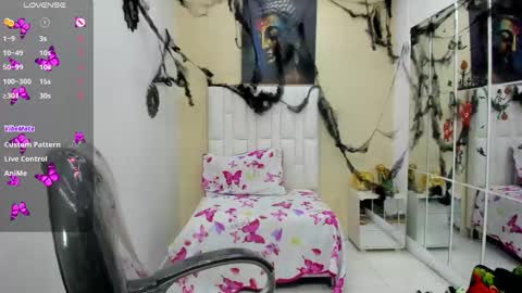 Venus Cortez  online show from 10.21.25