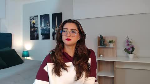 Snapshot of venus_steffen chatting on 09.16.25 Mia online show from 09.16.25