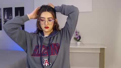 Snapshot of venus_steffen chatting on 09.17.25 Mia online show from 09.17.25