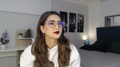 Snapshot of venus_steffen chatting on 09.18.25 Mia online show from 09.18.25