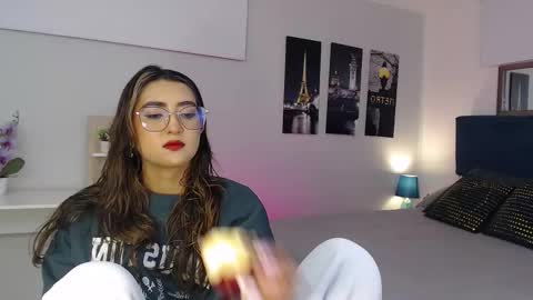 Snapshot of venus_steffen chatting on 10.08.25 Mia online show from 10.08.25