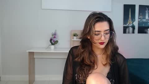 Snapshot of venus_steffen chatting on 10.28.25 Mia online show from 10.28.25