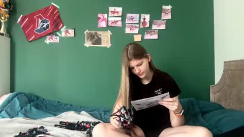 Snapshot of venussamples chatting on 06.15.26 Mila online show from 06.15.26