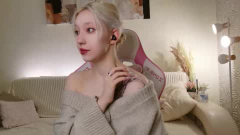 Snapshot of vergin_smell chatting on 10.18.25 Mia online show from 10.18.25