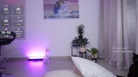 Snapshot of vero_cam chatting on 10.30.25 vero_cam online show from 10.30.25