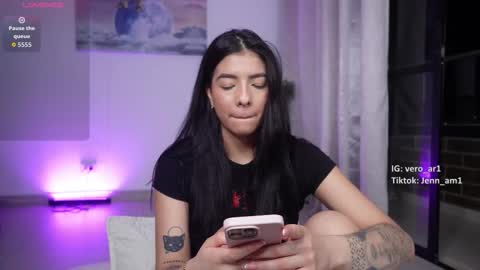 Snapshot of vero_cam chatting on 12.04.25 vero_cam online show from 12.04.25