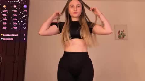 Snapshot of veronika__winslow_ chatting on 10.05.25 Vero online show from 10.05.25