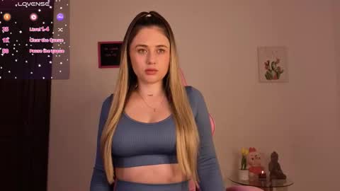 Snapshot of veronika__winslow_ chatting on 10.09.25 Vero online show from 10.09.25