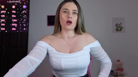 Snapshot of veronika__winslow_ chatting on 10.11.25 Vero online show from 10.11.25