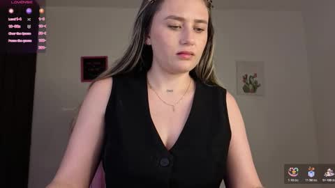 Snapshot of veronika__winslow_ chatting on 12.14.25 Vero online show from 12.14.25