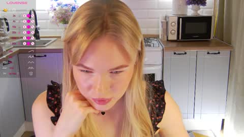 Snapshot of veronikamitchel chatting on 10.27.25 Veronika online show from 10.27.25