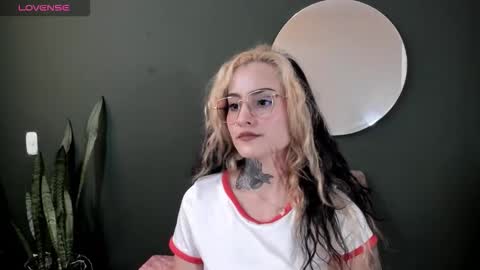 Snapshot of vesiagomez chatting on 03.15.26 natalia gomez online show from 03.15.26