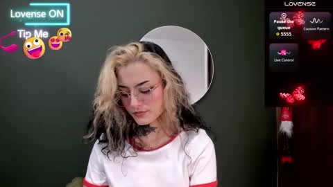 Snapshot of vesiagomez chatting on 03.20.26 natalia gomez online show from 03.20.26