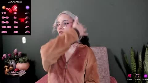 Snapshot of vesiagomez chatting on 04.19.26 natalia gomez online show from 04.19.26