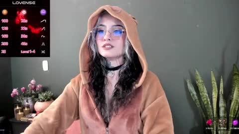 Snapshot of vesiagomez chatting on 04.21.26 natalia gomez online show from 04.21.26