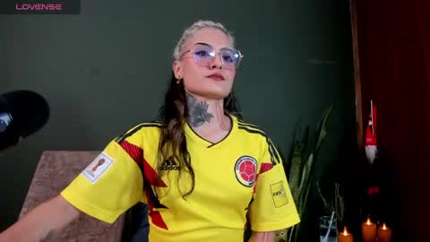 Snapshot of vesiagomez chatting on 06.18.26 natalia gomez online show from 06.18.26