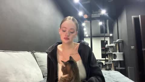 Esta online show from 10.28.25