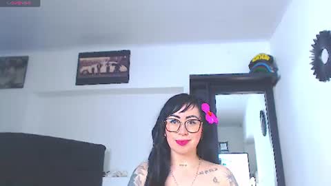 Snapshot of vicky_hotmilf chatting on 06.25.26 Vicky online show from 06.25.26