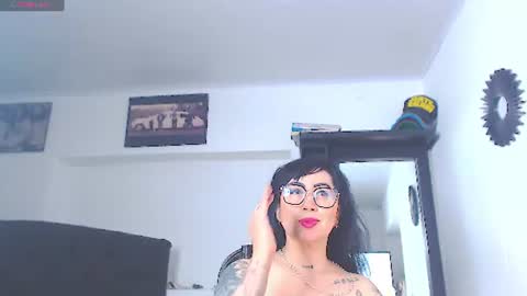 Snapshot of vicky_hotmilf chatting on 07.07.26 Vicky online show from 07.07.26