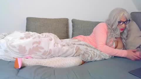 Snapshot of vickyvickge chatting on 02.17.25 Vicky online show from 02.17.25