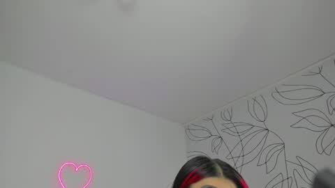 Snapshot of victoria18x chatting on 01.18.25 Victoria online show from 01.18.25