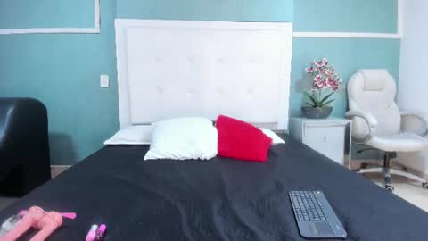 Snapshot of victoria_cutee chatting on 06.19.26 online show from 06.19.26