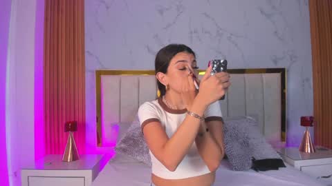 Snapshot of victoria_joliegb chatting on 01.08.25 Victoria Lozano online show from 01.08.25