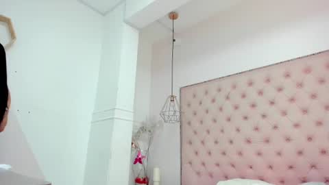 Snapshot of victoria_kitt chatting on 06.18.26 victoria_kitt online show from 06.18.26