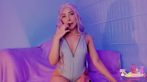 Snapshot of victoria_laurent chatting on 10.30.25 Victoria Laurent online show from 10.30.25