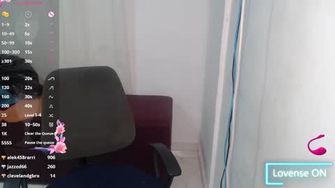 Snapshot of victoria_milf06 chatting on 02.24.25 victoria online show from 02.24.25