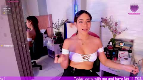 Snapshot of victoriaacross chatting on 11.21.25 Victoria online show from 11.21.25