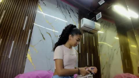 Snapshot of victoriaduarte chatting on 10.02.25 Victoria online show from 10.02.25